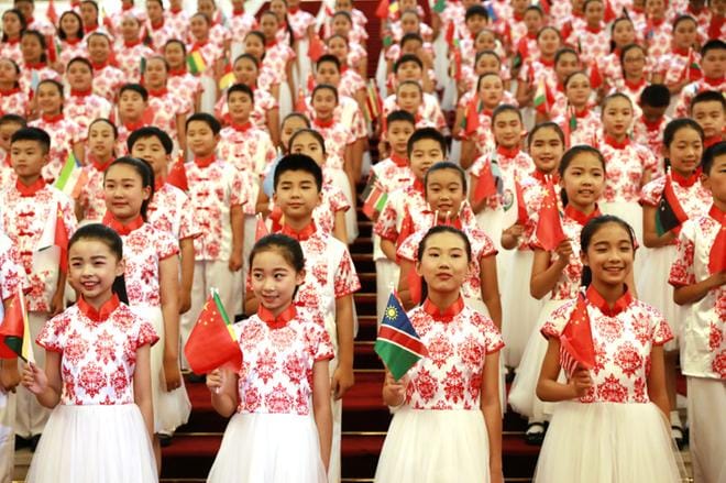 Kiinalaisia lapsia esiintyi Kiinan ja Afrikan maiden huippukokouksen yhteydessä viime syyskuussa Pekingissä. Kiinaan syntyy liian vähän lapsia, mikä johtaa väestön määrän vähenemiseen. KUVA: HOW HWEE YOUNG