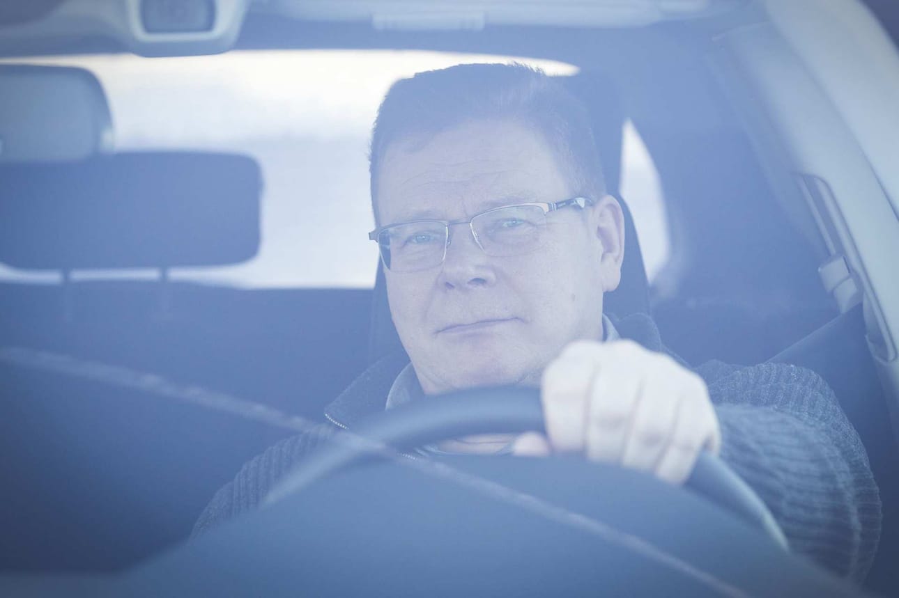 ”Olen laskenut, että istun auton ratissa työn puolesta noin 600 tuntia vuodessa. Varikkopäiviä ei ole varaa pitää,” rovaniemeläinen Juha Kuosmanen kommentoi Subaru Outbackin ratin takaa.