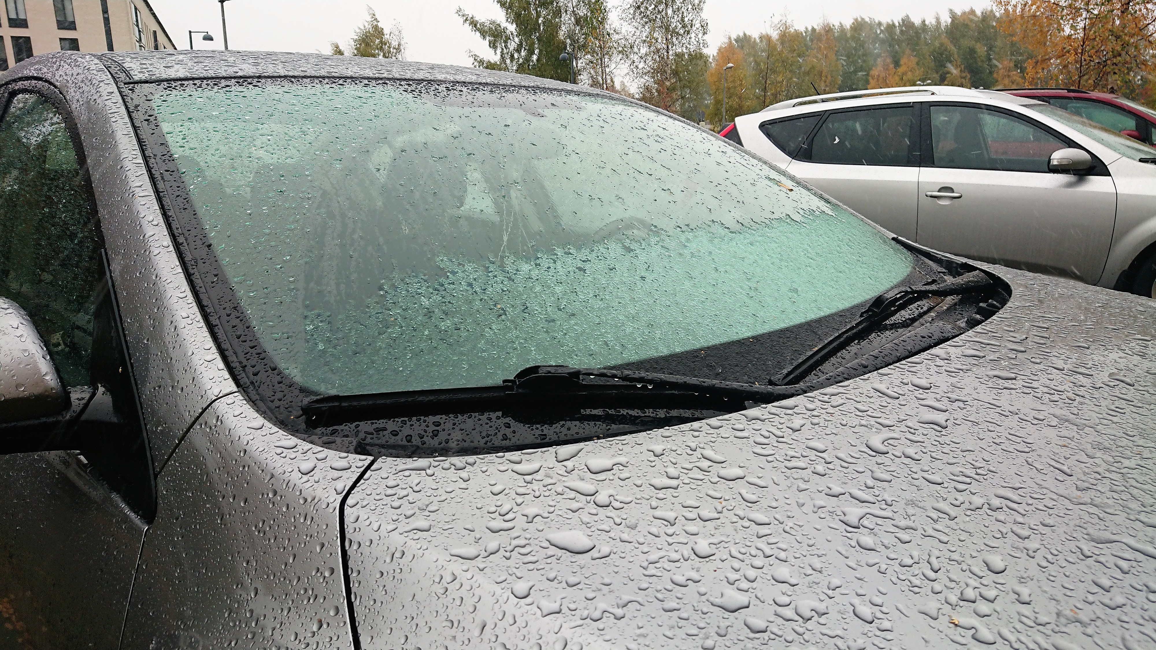 Sadetta tulee perjantaina kaikissa olomuodoissa. Aamulla auto sai Oulun keskustassa päälleen räntää ja vettä.