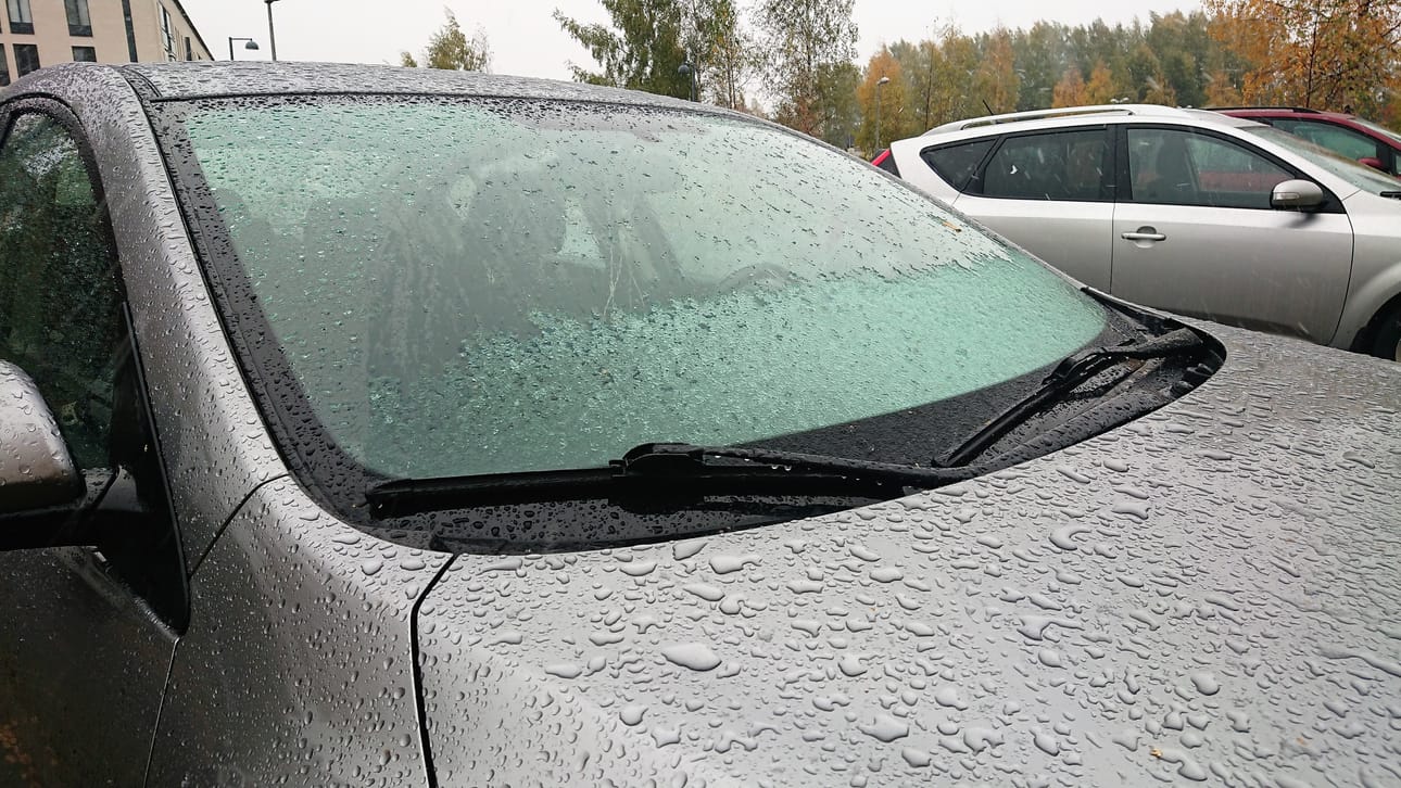Sadetta tulee perjantaina kaikissa olomuodoissa. Aamulla auto sai Oulun keskustassa päälleen räntää ja vettä.