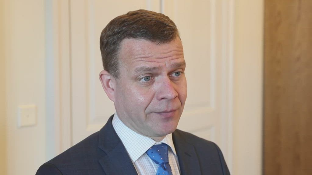 Orpo kertoo, miksi hän on kuvattu kuntavaaliohjelmaan koiransa kanssa