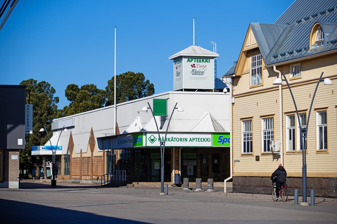 Laivurinkatu 26 eli liikekeskus urheilutalo Raahelan naapurissa on myytävänä.