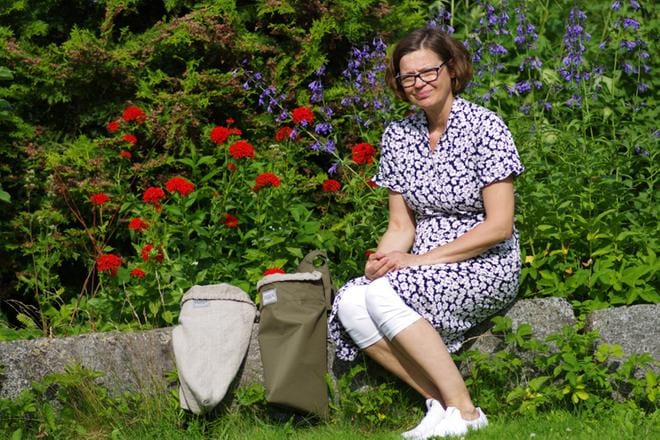 Soinilainen Päivi Laitila on kehittänyt villiyrttien keräämiseen tarkoitetun Hortahanskan. KUVAT: TEEMU NIEMELÄ