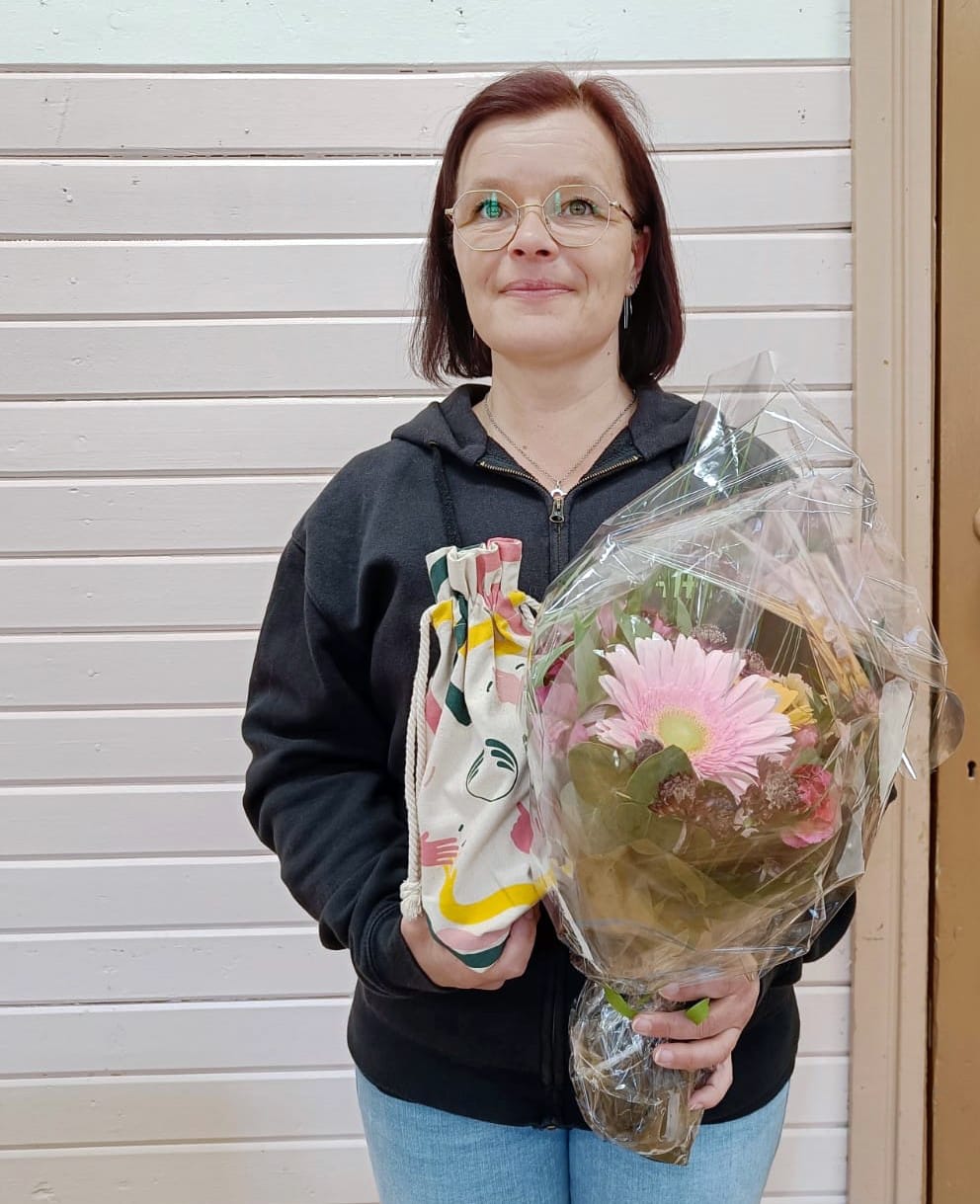 Katri Takala–Niemistö sai yhdistyksen hallitukselta kiitokset menneestä toimintavuodesta kukkasten muodossa.