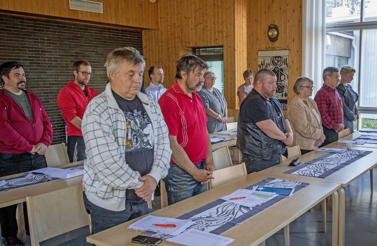 Lumijoen valtuusto hiljentyi aluksi edesmenneiden kunnan toimijoiden muistolle. Asialista oli tiivis. 45 minuutin kokouksessa valtuutetut hyväksyivät muun muassa Oulun kaupunkiseudun maankäytön, asumisen ja liikenteen MAL-sopimuksen vuosille 2020–2031.