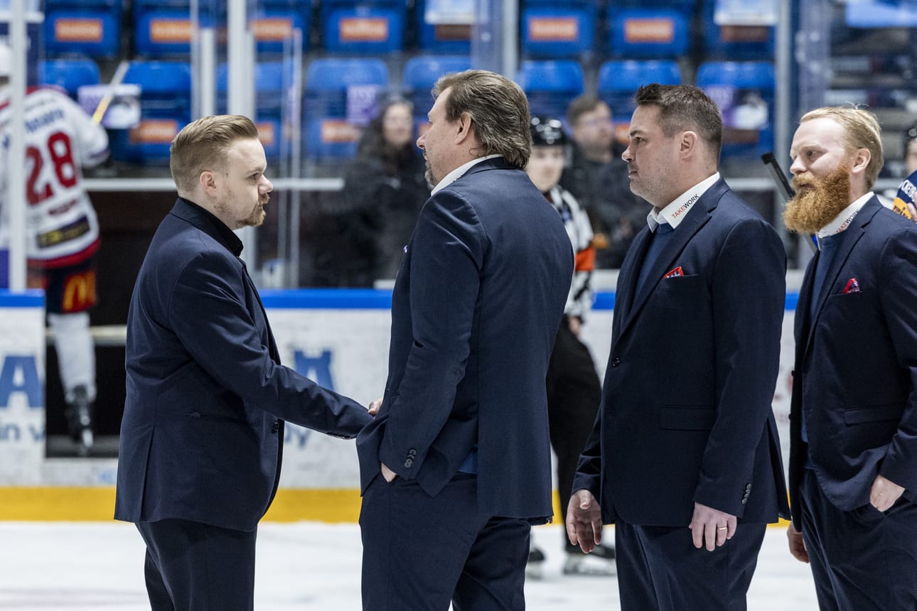 RoKin Mikko Sirento-Manninen (vas.) kätteli Imatran kollegansa ratkaisevaksi jääneen puolivälierän jälkeen.