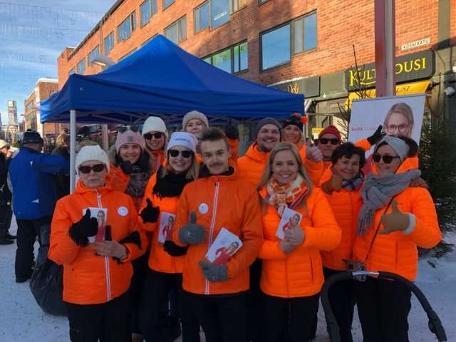 Tuiskun kampanjatiimin tunnistaa oranssista väristä.