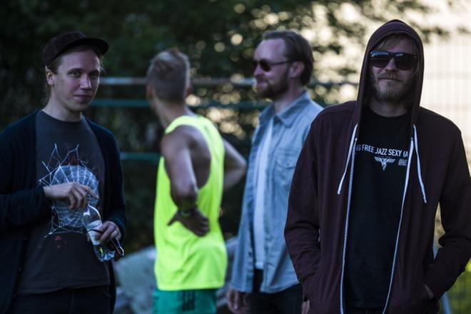 Heikki Hautala (edessä oikealla) päätti etsiä Rauha ja harmonia -levylle ympärilleen bändin. Siinä soittavat vasemmalta alkaen rumpali Touko Santamaa, synisti Toni Lehtola ja basisti Mikko Saarikoski. KUVA: TONI LEHTOLA