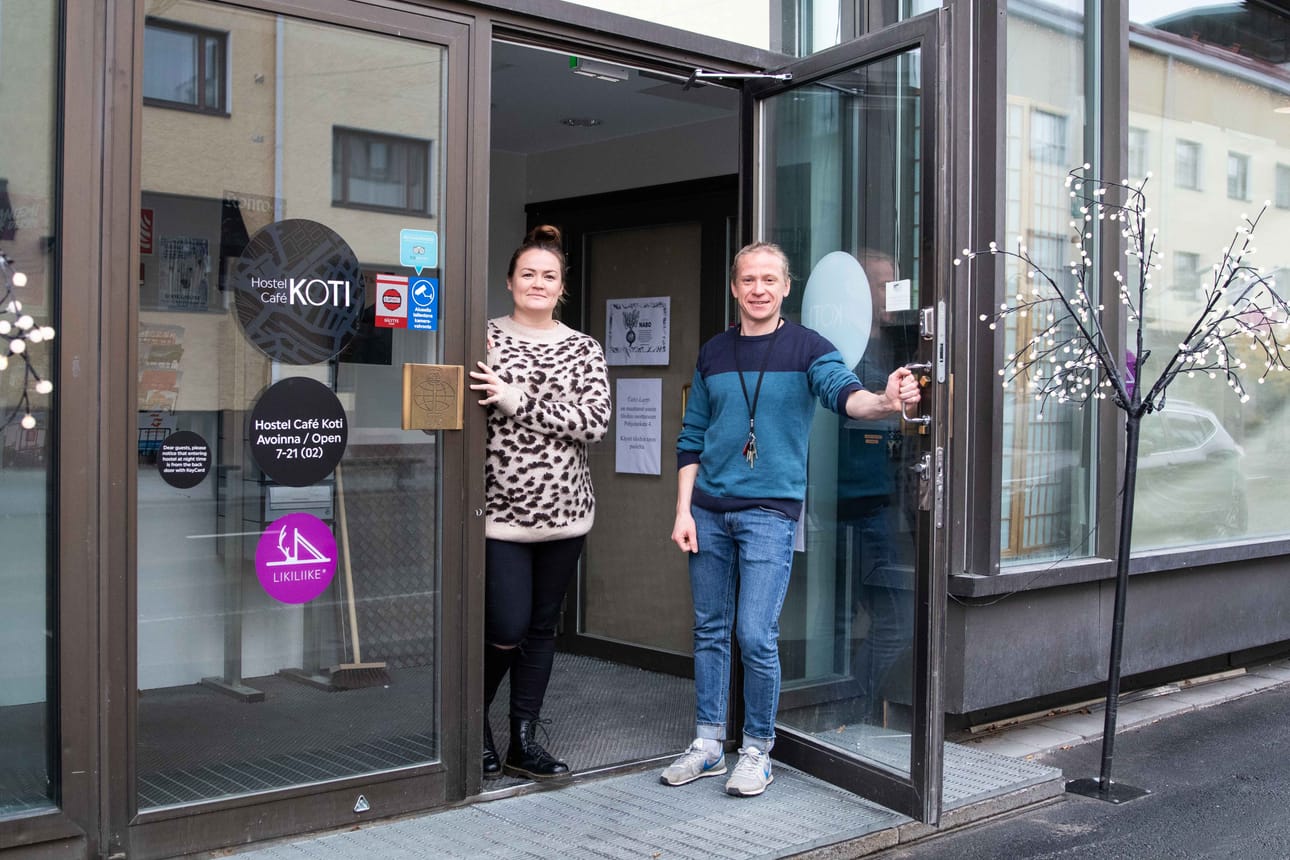 Vuonna 2016 perustettu, Lapin Yrittäjiin kuuluva Hostel Café Koti laajentaa toimintaansa perustamalla nykyisten toimitilojen naapuriin Restaurant Nabo -nimisen iltaravintolan. ”Liiketilojemme osalta olemme onnekkaita, sillä nykyiset tilat mahdollistavat kyseiset laajennukset. Hanke sijoittuu jonnekin kannattavan ja riskialttiin välimaastoon”, yrityksen toinen perustaja, Antti Piiparinen arvelee. Vieressä yrityksen toinen perustaja Tuulia Repo.