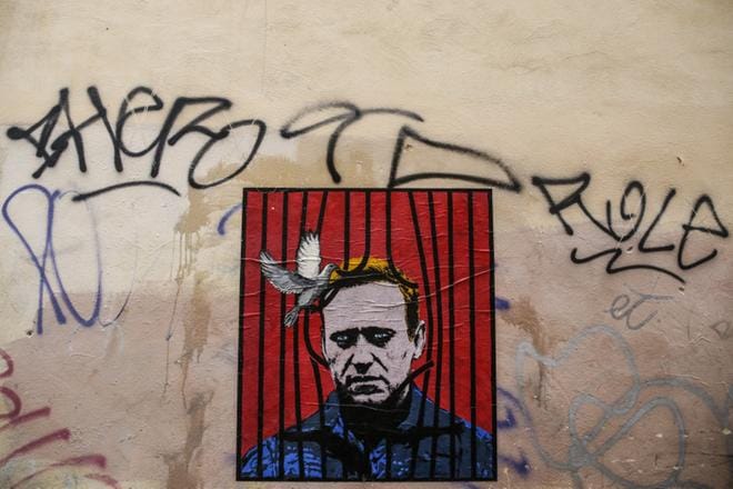 Aleksei Navalnyi ei pelkää kuolemaa. Hänestä on tullut sankari mytologiaan taipuvaisella Venäjällä ja sen ulkopuolella. Roomassa katumaalauksessa kyyhkynen vapauttaa vangin. KUVA: Fabio Frustaci/EPA