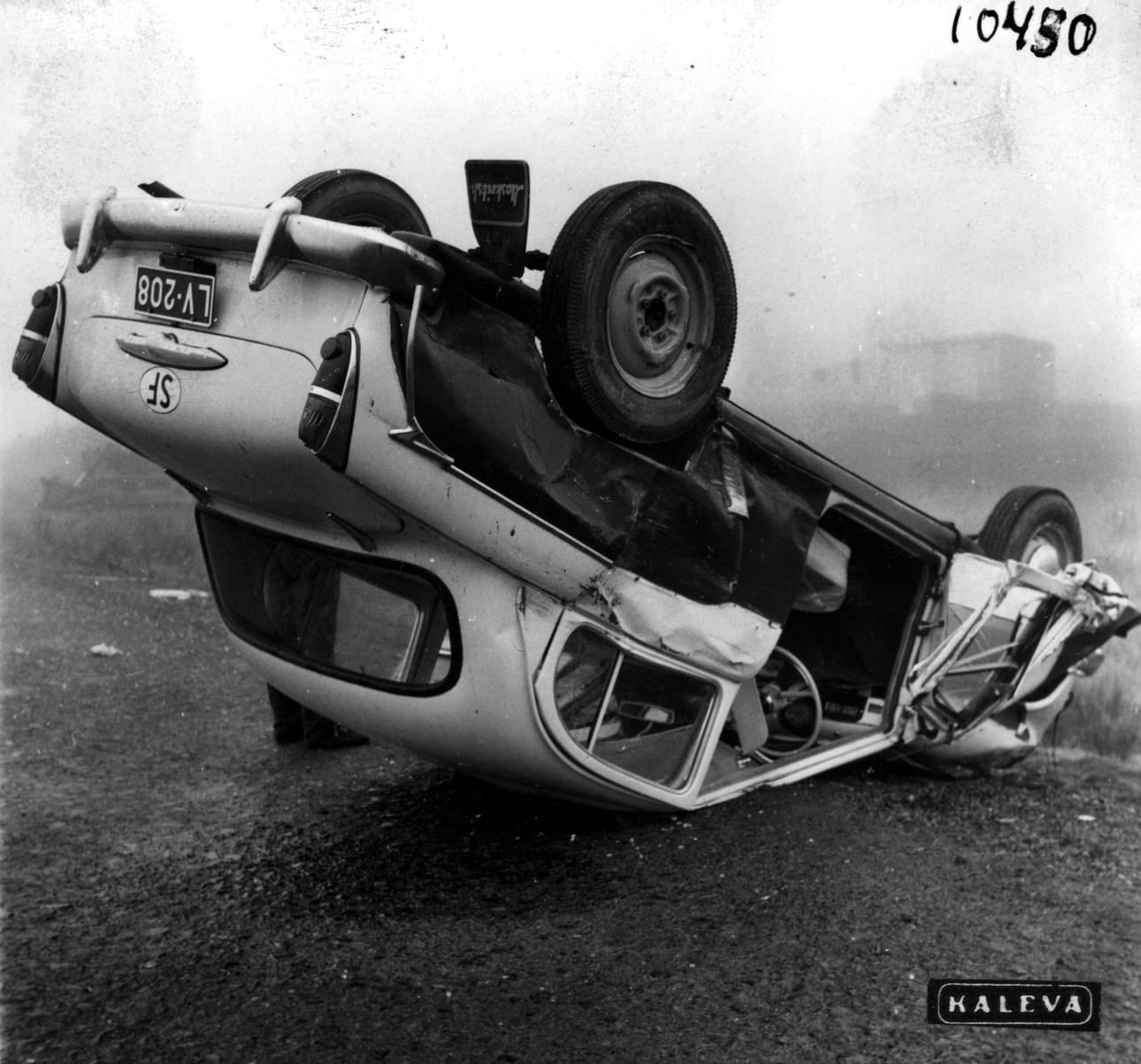 Auto vuodelta 1961 on mennyt ehkä pahki jonkun kanssa.