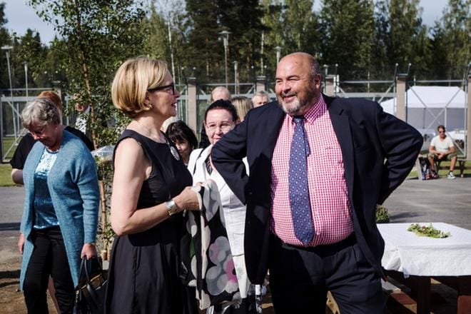 Puhemies Paula Risikko puhui hienosti inhimillisyyden merkityksestä. Keskustelijana johtava lääkäri Markku Eronen. KUVAT: OUTI NEUVONEN