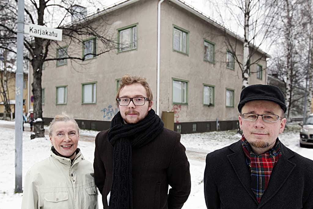 Raksilan asukasyhdistyksen puheenjohtaja Lea Salokannel, sihteeri Antti Alakopsa (keskellä) sekä Jukka Käräjäoja pelkäävät Puu-Raksilan muuttuvan paremman väen asuinalueeksi, jolloin alueen persoonallinen henki katoaa. Kallistuvien tonttivuokrien lisäksi alueelle tarjotaan vain 35 vuoden vuokrasopimusta, kun muualla vuokra-ajat ovat jopa puolet pidempiä.