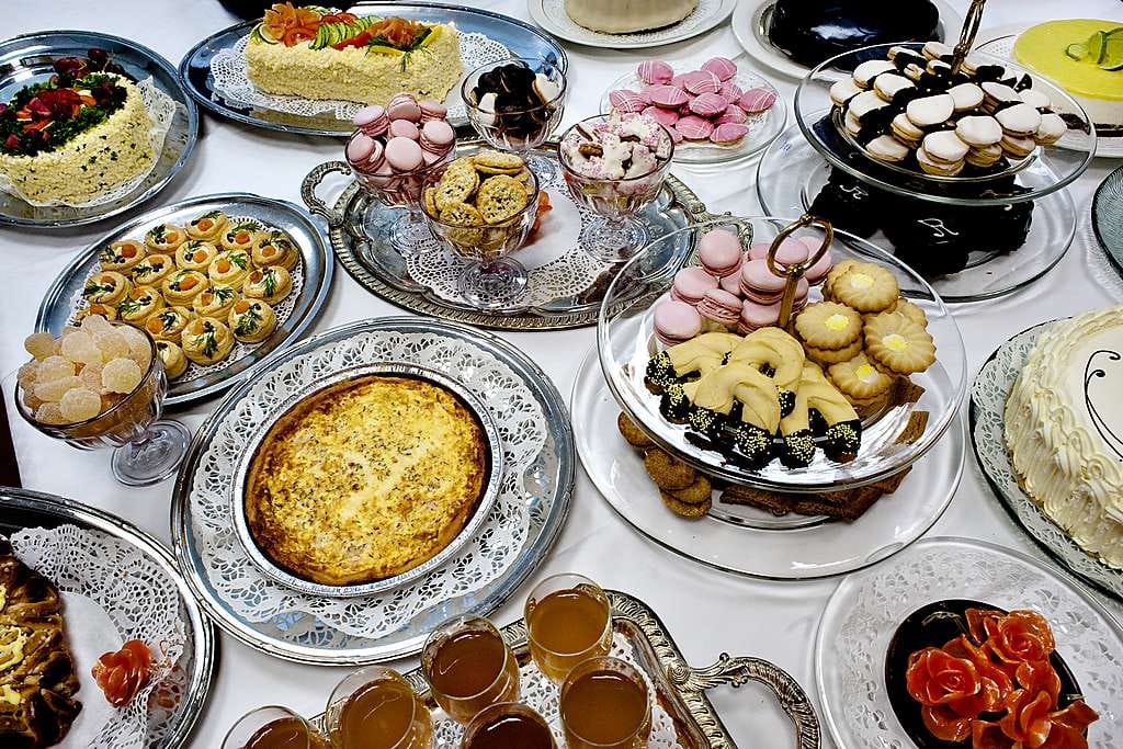 Ylioppilasjuhlissa tapoihin kuuluu nostaa onnittelumalja ja maistaa pöydästä edes jotain.