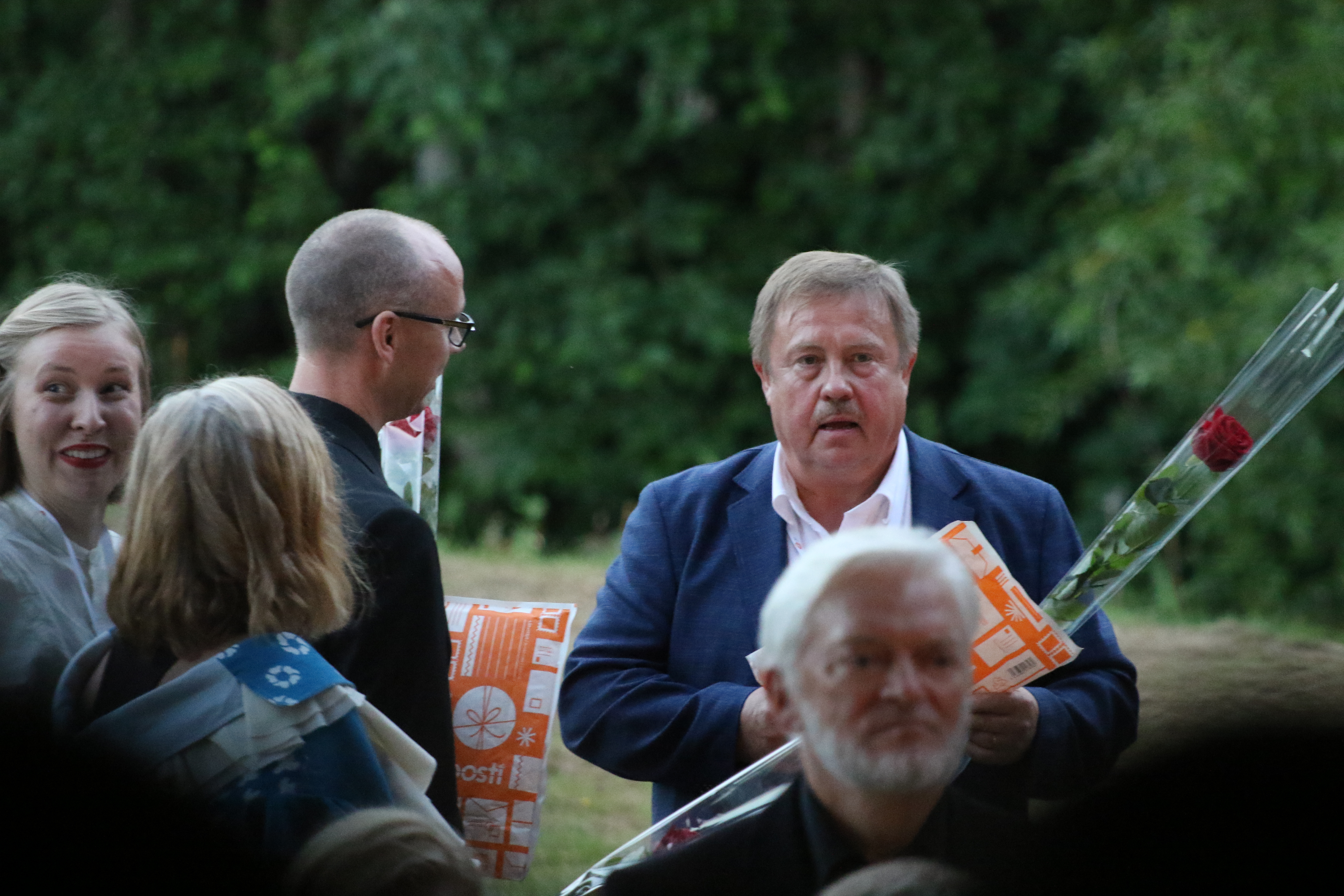 Jukka Linkola ja Jouni Prittinen vaihtamassa ajatuksia.