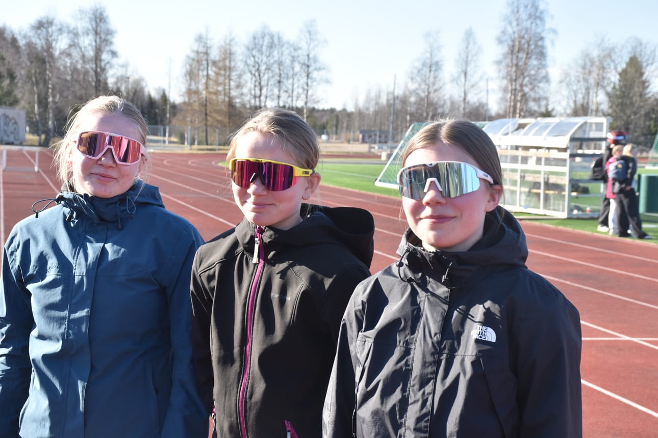 Kuusamon Erä-Veikkojen yleisurheilijat Neela (vas.) ja Elea Luukkonen sekä Sara Määttä osallistuvat Koululiikuntaliiton mestaruuskisoihin Nurmijärvellä 24.– 25. toukokuuta.Perjantai-iltapäivänä kolmikko harjoitteli Kuusamon urheilukentällä.