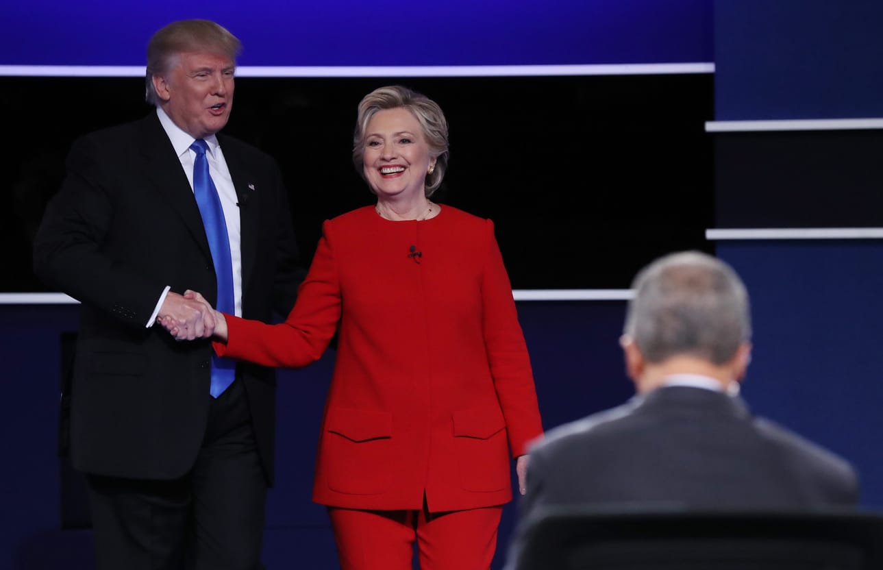 Demokraattien Hillary Clinton ja republikaanien Donald Trump kättelivät väittelyn päätteeksi.