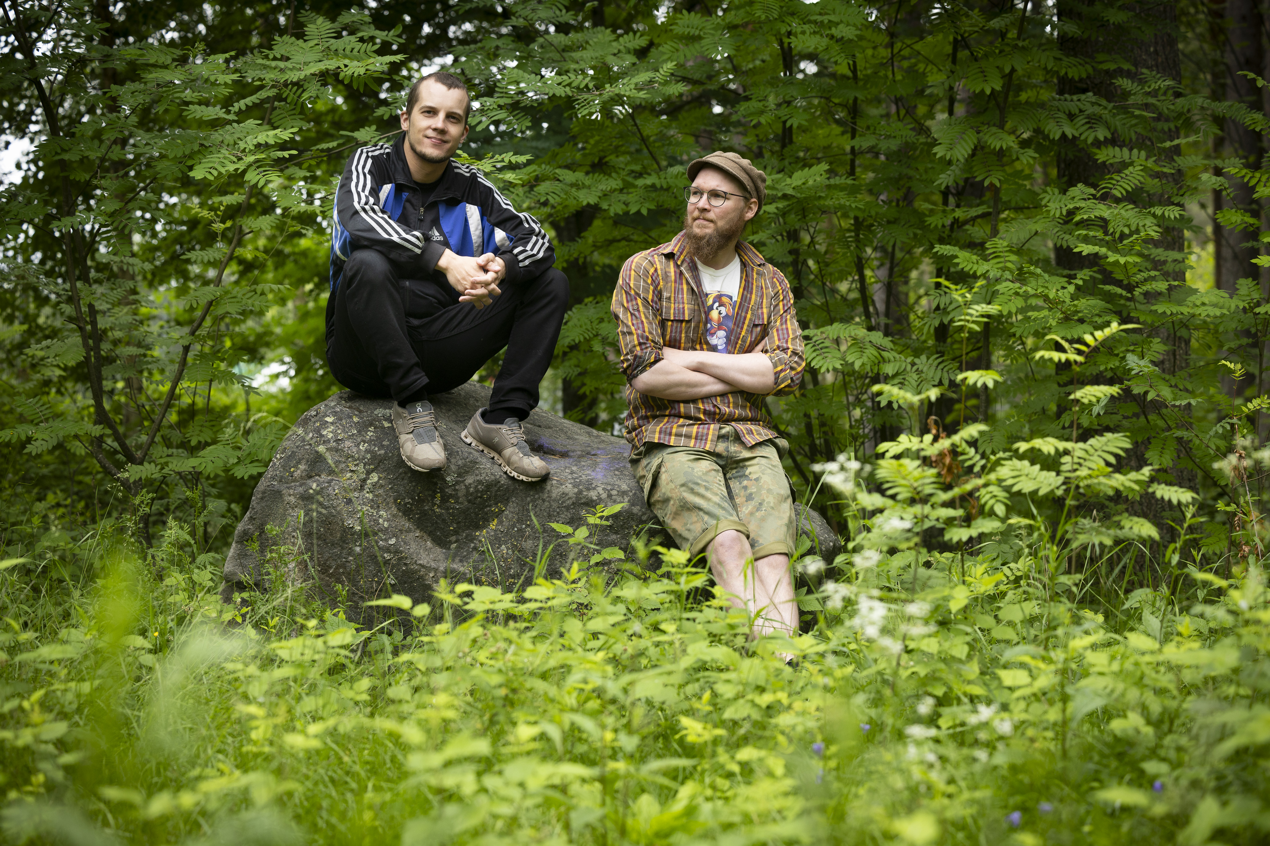 RuoTo-yhtyeen basisti Jyrki Perttu (vas.) ja kitaristi ja laulaja Ossi Oinas-Panuma kuvattuna Oulun metsikössä. Bändin viimeisintä levyä työstettiin viisi vuotta.