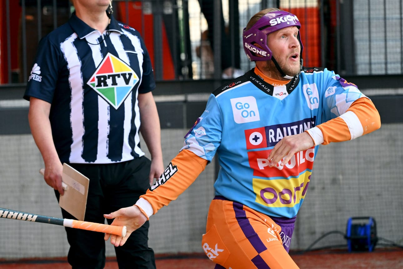 Sotkamon Roope Korhonen miesten Superpesiksen ensimmäisessä loppuottelussa Tampereella. Tasainen ottelu ratkesi vasta supervuorossa, kun Korhonen kotiutti Elmeri Purmosen kolmospesältä. LEHTIKUVA / JUSSI NUKARI