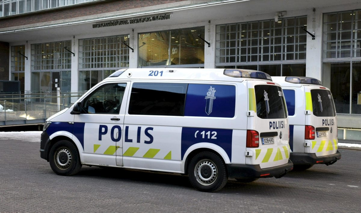 Poliisi on ollut tänään näkyvästi valvomassa käräjäoikeuden ulkopuolella. LEHTIKUVA / HEIKKI SAUKKOMAA
