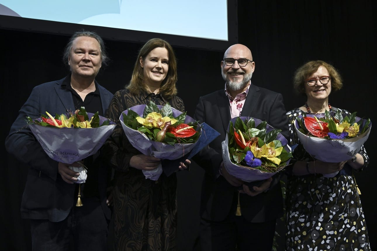 Vuoden 2022 Tietokirjailijapalkinnolla palkitut vasemmalta alkaen Juha Laaksonen, Pirjo Saarnia, Juri Nummelin ja Marja Jylhä Helsingin kirjamessuilla 29. lokakuuta 2022. LEHTIKUVA / EMMI KORHONEN
