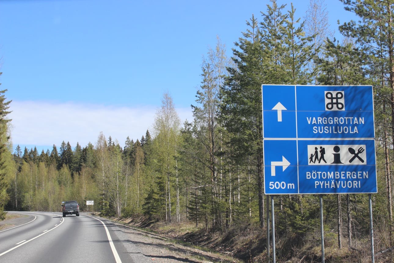 Pyhävuori sijaitsee Lapväärtissä, lähellä Karijoen kunnanrajaa.