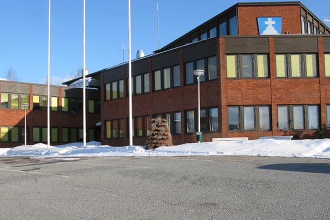 Alavuden kaupungintalo kaipaisi isoa remonttia. Moni on sitä mieltä, ettei remontoiminen kannata vaan tilalle pitää rakentaa kokonaan uusi talo. ARKISTOKUVA: REIJO HEIKKILÄ