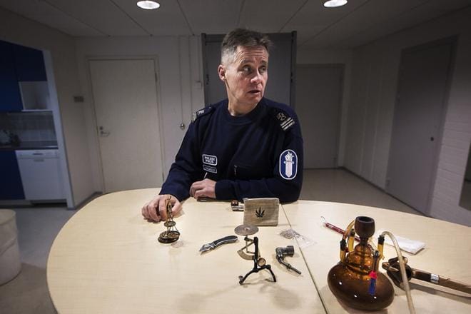 Komisario Timo Välimäen mukaan yksittäiset paikat eivät korostu huumeiden katukaupassa. Kauppapaikat vaihtuvat tiuhaan. KUVA: JAAKKO ELENIUS