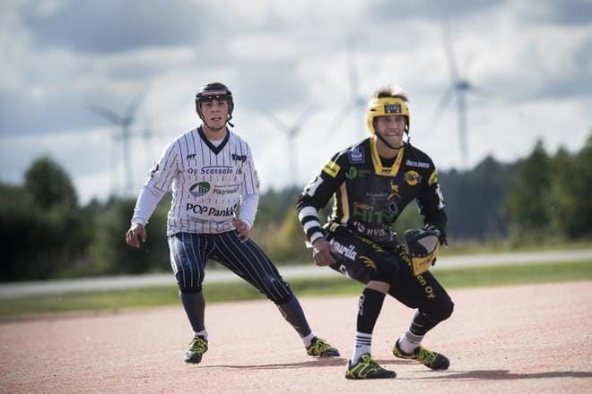 Viestin Tommi Lintala kärkkyi kolmosella starttia kotipesään. SiiPen kolmosvahti Simo Vainikainen oli valppaana. KUVA: JARNO PELLINEN