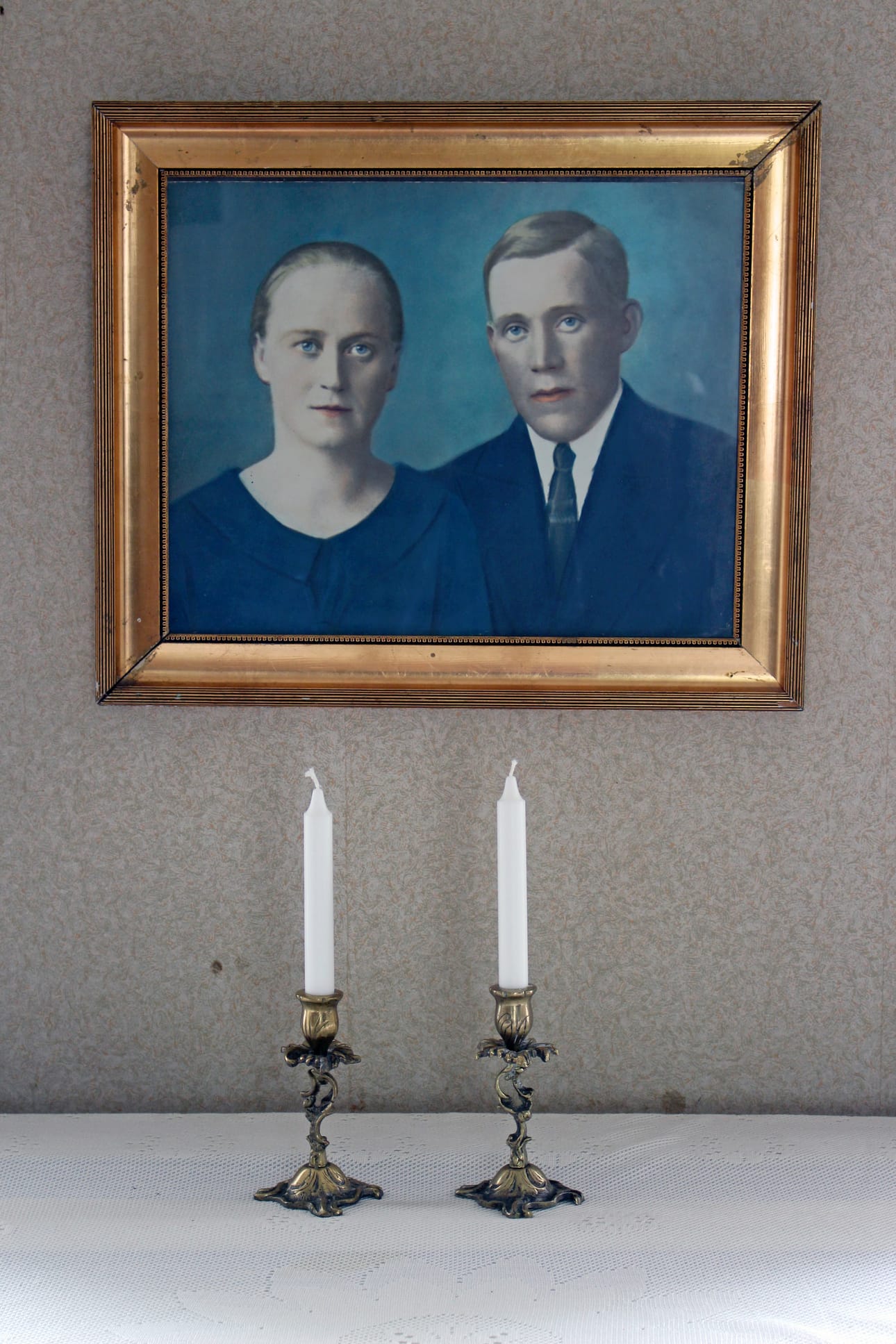 Entinen isäntäpari seuraa salin seinältä Rinteen touhuja.