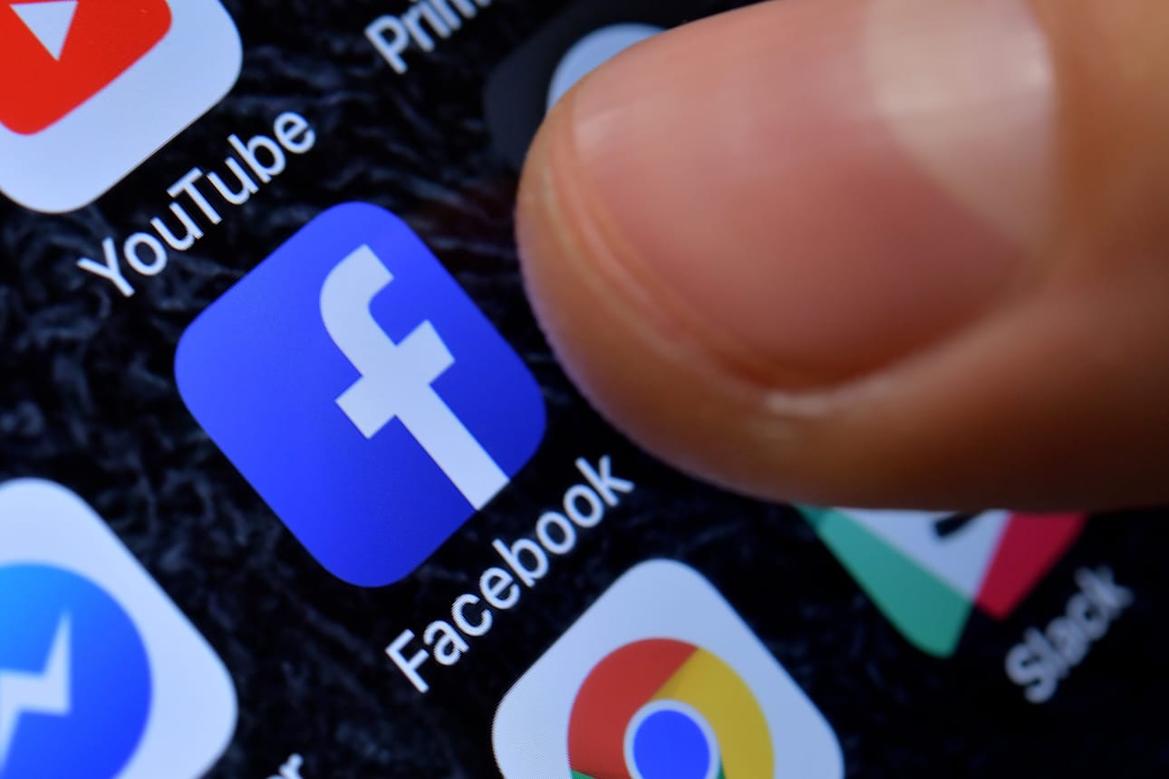 epa06487521 A close-up image showing the Facebook app on an iPhone in Kaarst, Germany, 08 November 2017 (reissued 31 January 2018). Facebook is to release their 4th quarter 2017 earnings report on 31 January 2018. EPA-EFE/SASCHA STEINBACH