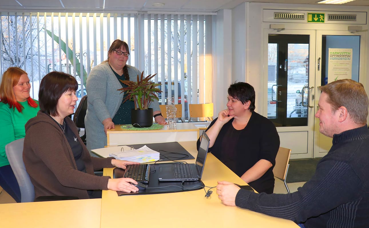 ProAgria Etelä-Pohjanmaan toimipiste avattiin Kauhavan kirkonkylälle muutama vuosi sitten. Hanne ja Arto Tyynismaa (oik.) poikkesivat Kaija Aution luo sovittuun tapaamiseen. Mukana kuulumisten vaihtamisessa ja neuvonpidossa olivat ProAgriasta myös Mirva Pietilä ja Marjut Luoma. Arkistokuva