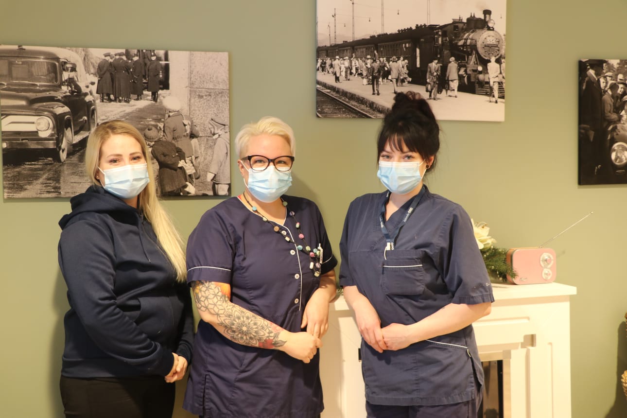 Minna Luiro (keskellä) ja Susette Tikkamäki (oikealla) ylläpitävät Villa Toukolan Instagram-tiliä. Kuvassa vasemmalla hoivakodin johtaja Jasmin Sikkilä.