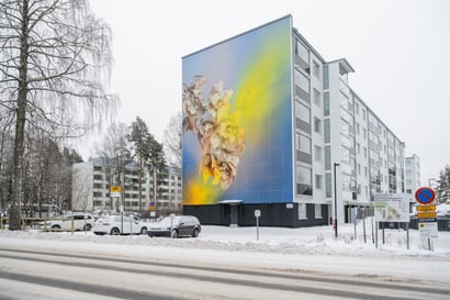 Oululaisen Anni Kinnusen valokuvateos elävöittää espoolaisen kerrostalon julkisivua – Teoksessa näkyy kuvataiteilijan kiinnostus käsitellä luonnollisen ja keinotekoisen rajapintaa