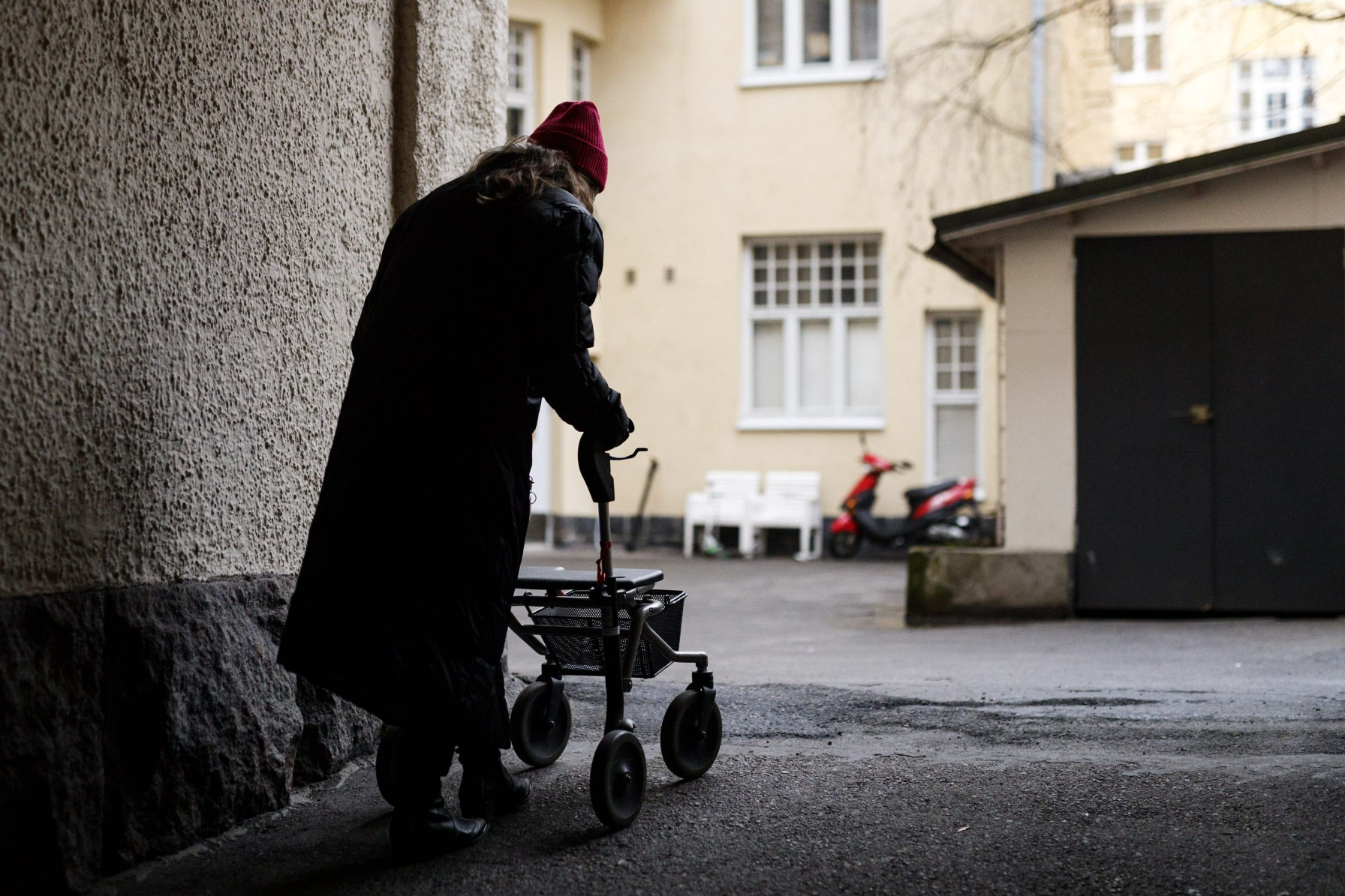 Korkeampi eläke ja omistusasunto tuovat turvaa – yksin ja vuokralla asuminen sekä heikko terveys horjuttavat pienituloisen eläkeläisen taloutta entisestään