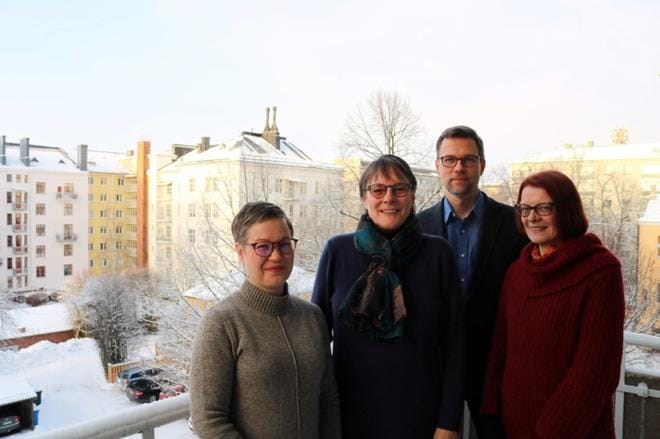 Perheneuvonnan asiantuntijat Hanna Bergström, Siv Jern, Sami Saharinen ja Päivi Ylimäki korostavat aidon kohtaamisen merkitystä. Kuva: Nea Koivisto
