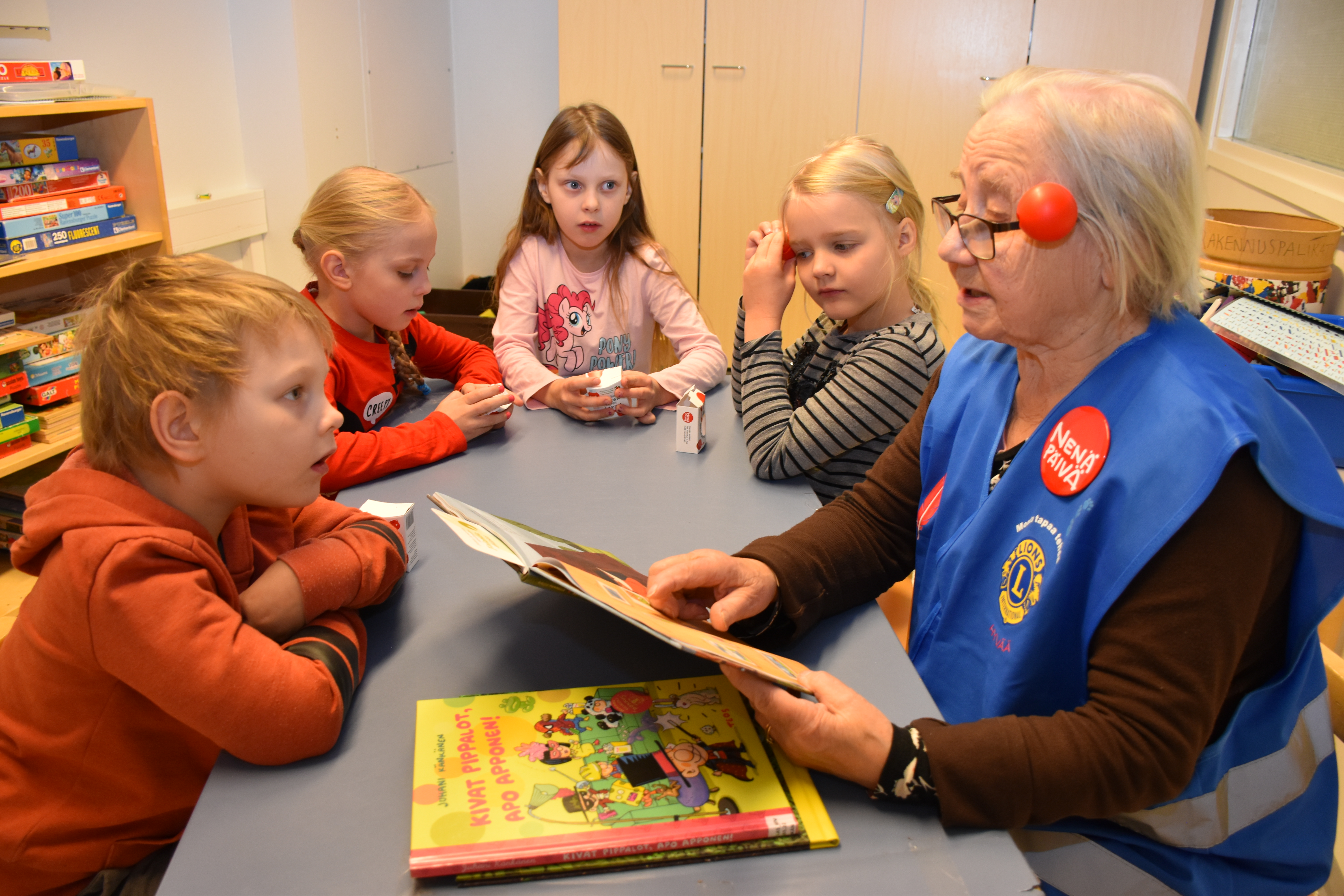 Kettu päättää maalata taulun. Mutta maalauskohteen valitseminen on vaikeaa, kun mäyränpennut eivät pysy paikoillaan, ruokaa maalatessa tulee nälkä, eikä tähtiä näe maalata pimeässä, <span class="type--person">Anneli Jurmu</span> aloittaa lukemaan Kettu-juttuja –kirjaa esikoululaisten lapsiryhmälle Lions-klubin jäsenien vieraillessa lasten luona perjantaina pidetyn Nenäpäivän kunniaksi.<span class="type--person"> Miro, Leena, Jessica</span> ja <span class="type--person">Ella kuuntelevat.</span>