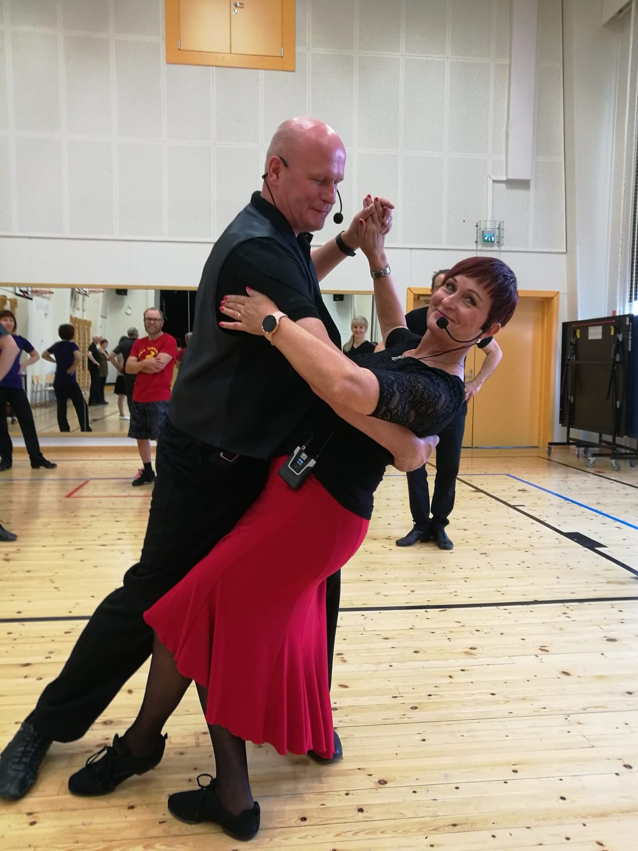 Tanssinopettajat Sirpa Lotvonen ja Markku Oikarinen.