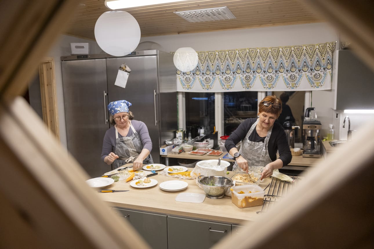 Naturestin Merja Rahm (vas.) ja toimitusjohtaja Rita Porkka valmistavat alkupaloja.
