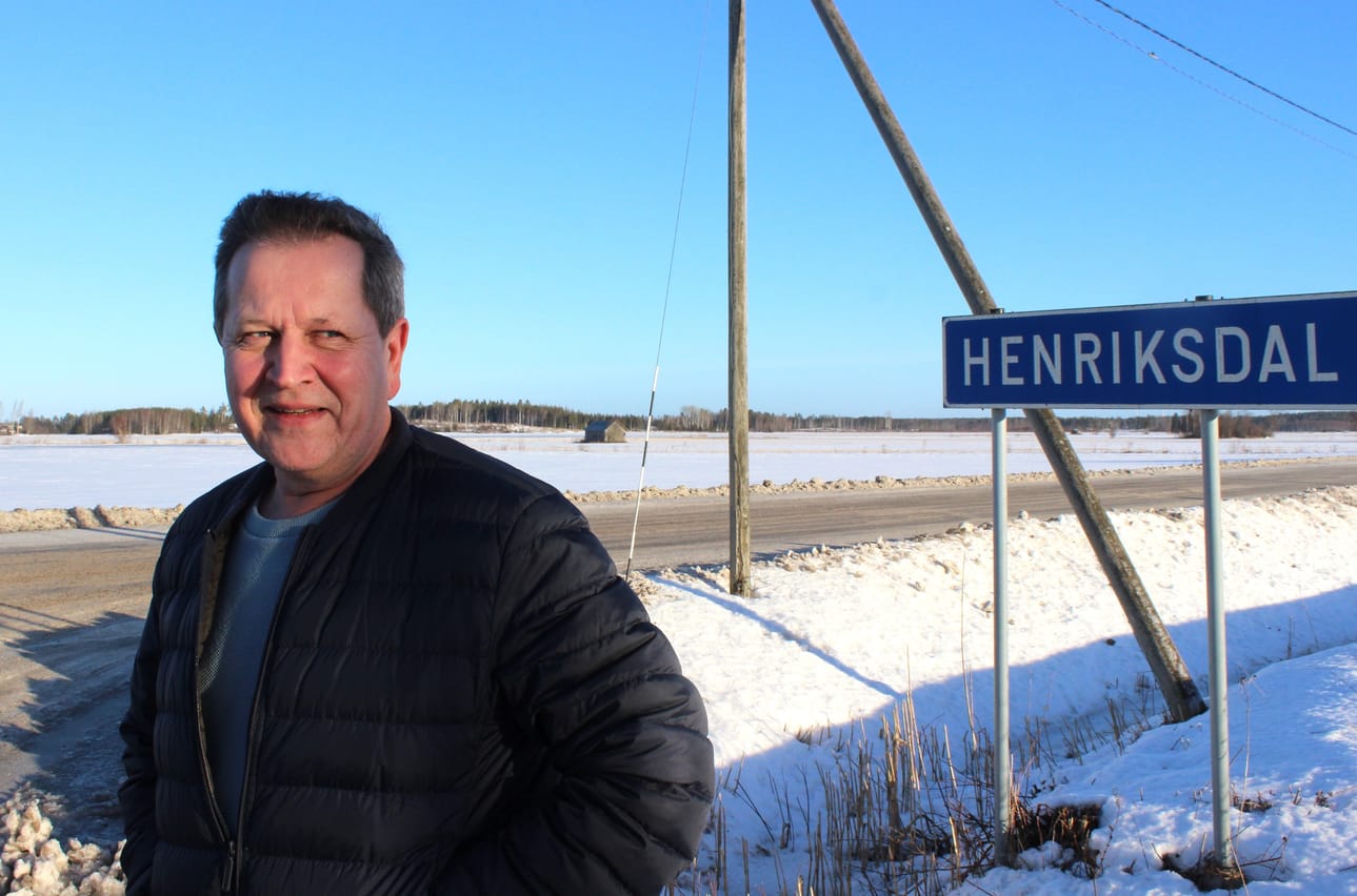Kaj Kärr iloitsee, että kauan tapetilla ollut Henriksdalintien remontti alkaa vihdoin tänä vuonna. Kun tieto valtion tukirahoista väylän korjaamiseksi tuli, kyläläiset palkitsivat Kärrin jättimäisellä samppanjapullolla.