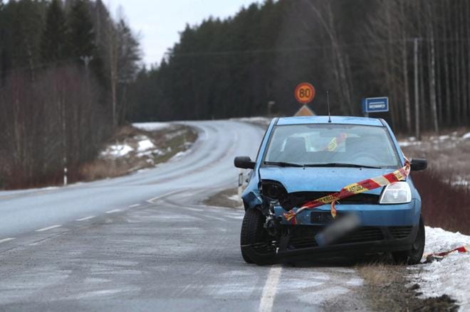 Kuvassa yksi kolmesta kolarissa olleista autoista. Kuva: Jaakko Elenius
