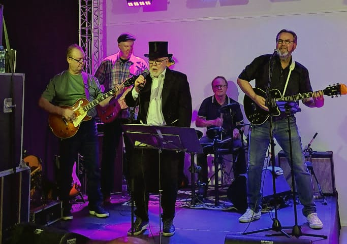 Bingoksi Lämmin eli Hannu Peltola, Riku Perälä, Esko Samppala, Antti Järvenpää ja Juhani Lautamaja toivat aimo annoksen 70-luvun nostalgiaa taidekeskus Harriin.