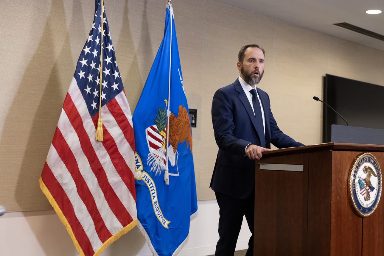 Erikoissyyttäjä Jack Smith puhumassa medialle nostettuaan syytteet Trumpia vastaan.