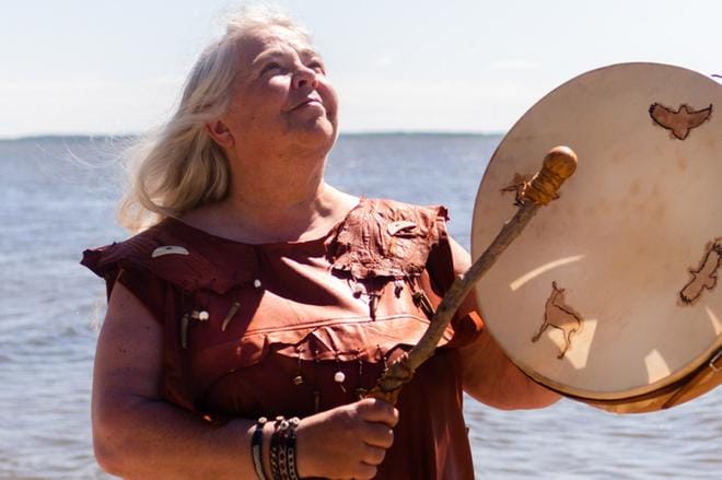 Sudenmorsiamet ja Weljet esiintyvät Taiteiden yönä 12.8. kello 23.30 Kustaanlinnan rannalla. Mirjam Silvén pitelee esityksessä soitettavaa rumpua. Kuva: Wiktoria Ripatti