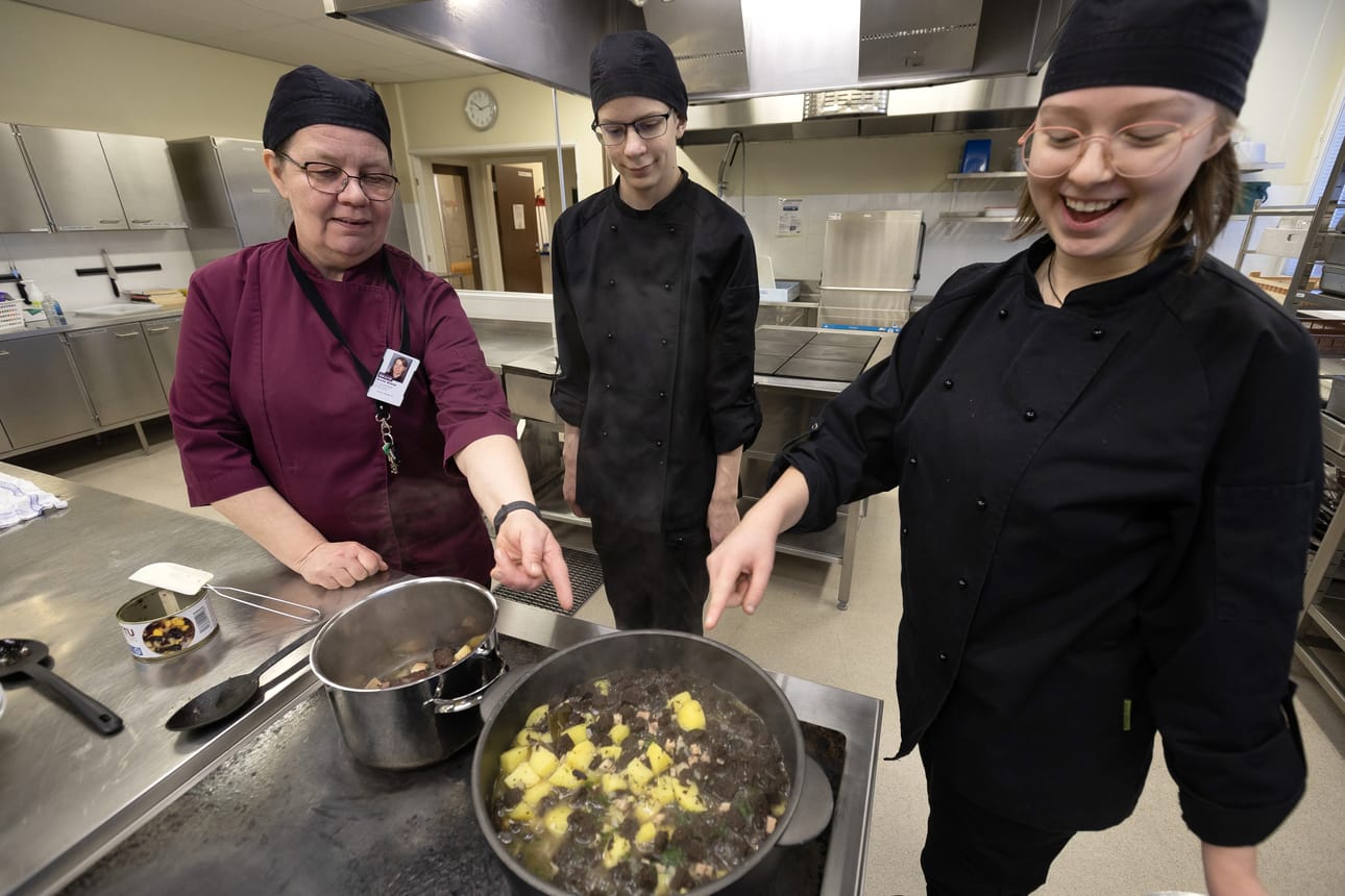 Anne Blikst, Veeti Impola ja Rebecca Kämäräinen ja kahdenlaiset rössypotut. Tölkkiruoka on pienemmässä kattilassa.