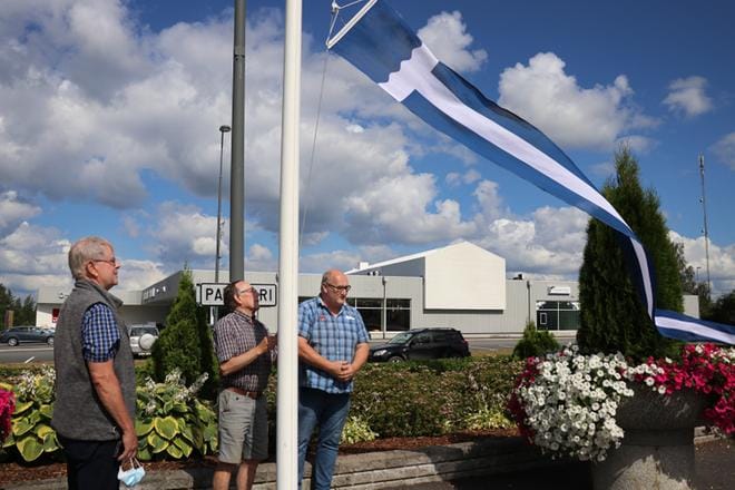 Viirit liehuvat Palotorilla. Viiriä nostamassa Alajärven Lions Clubin Mauno Laakso (vasemmalla) ja Markku Harju sekä Alajärven kaupungin tekninen johtaja Jouni Hänninen. KUVA: VILJA VAINIO