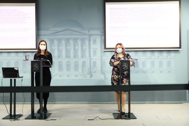 Pääministeri Sanna Marin ja perhe- ja peruspalveluministeri Krista Kiuru kertoivat tiukentuvista koronalinjauksista tiedotustilaisuudessa torstaina. KUVA: Arttu Laitala