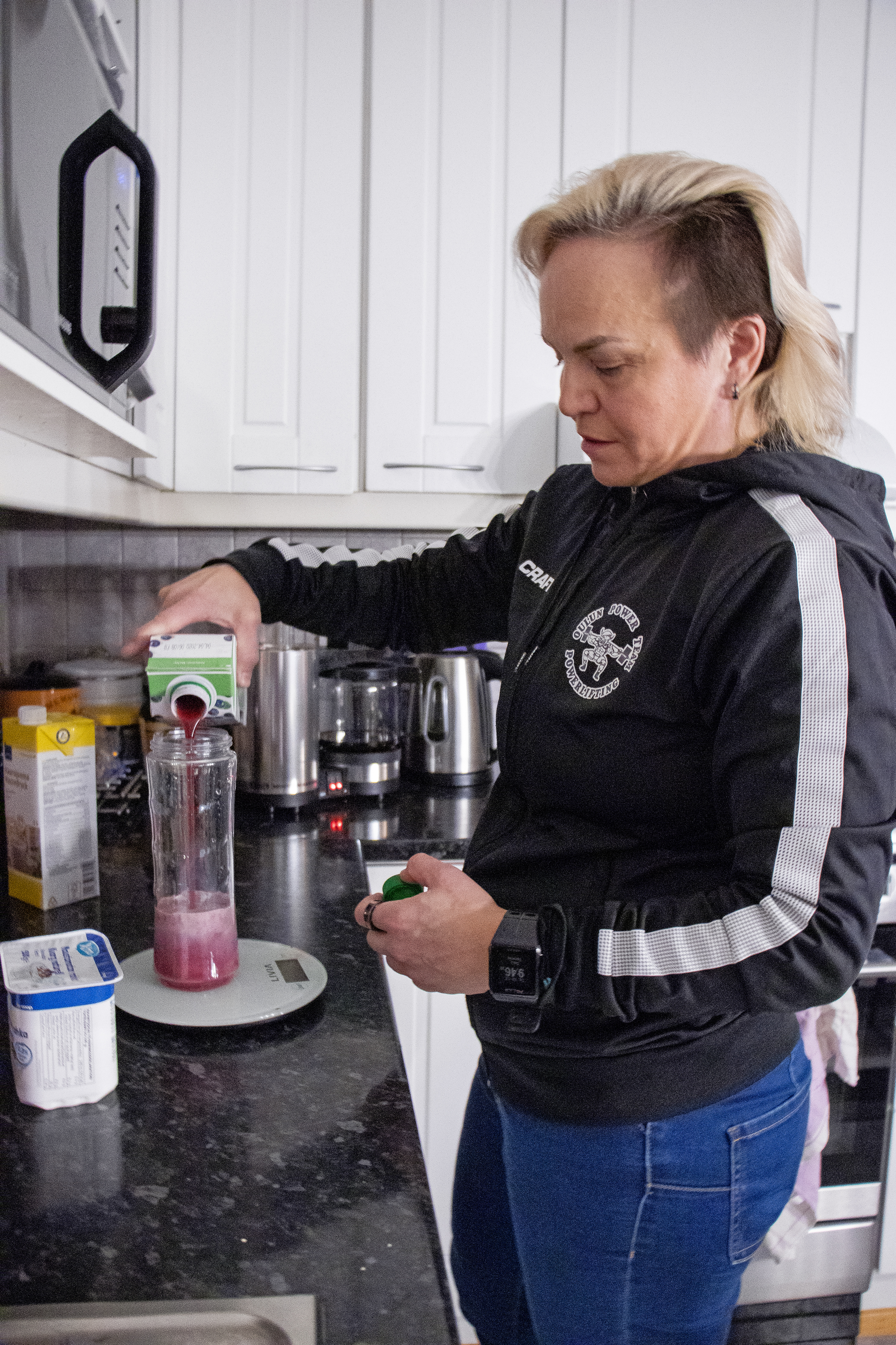 <p>Välipalaksi Satu Sarpola pyöräyttää                            itselleen smoothieta. – On tärkeää saada ruokavalio, lepo ja liikunta sopivaan tasapainoon. Jouluna rutiinista voi poiketa, mutta kolme päivää syötyäni                       kaikkea mahdollista alan jo kaivata kaurapuuroa.</p>