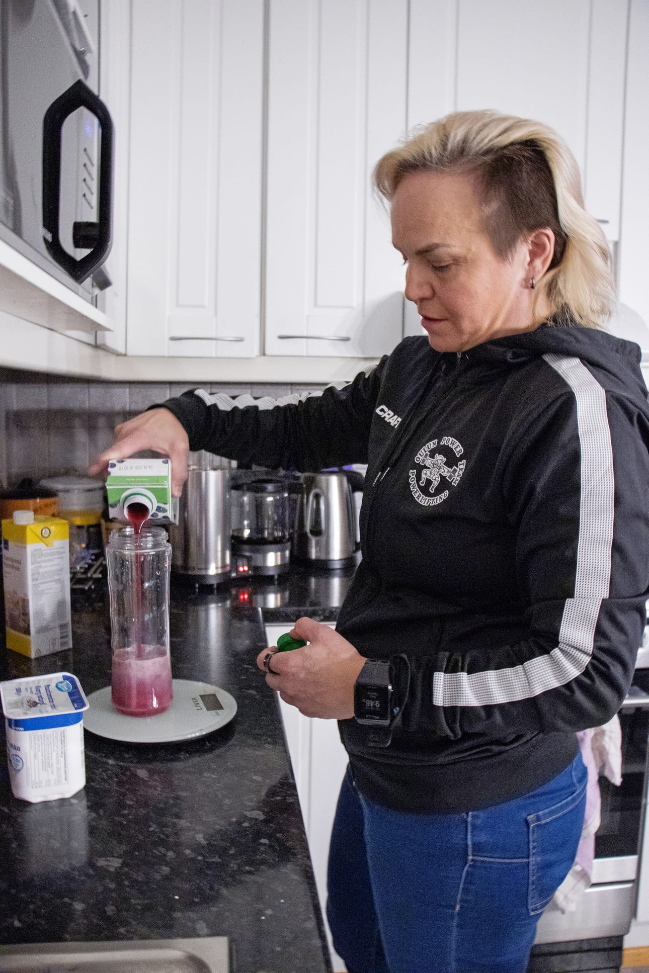 Välipalaksi Satu Sarpola pyöräyttää itselleen smoothieta. – On tärkeää saada ruokavalio, lepo ja liikunta sopivaan tasapainoon. Jouluna rutiinista voi poiketa, mutta kolme päivää syötyäni kaikkea mahdollista alan jo kaivata kaurapuuroa.