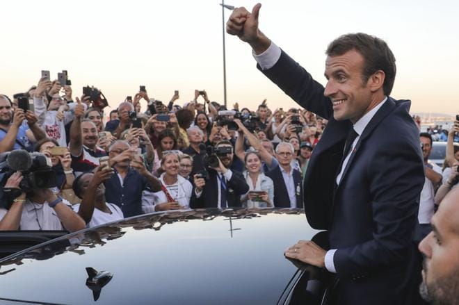 Ranskan presidentti Emmanuel Macron tervehti kansalaisia viime perjantaina Lissabonissa, Portugalissa. KUVA: